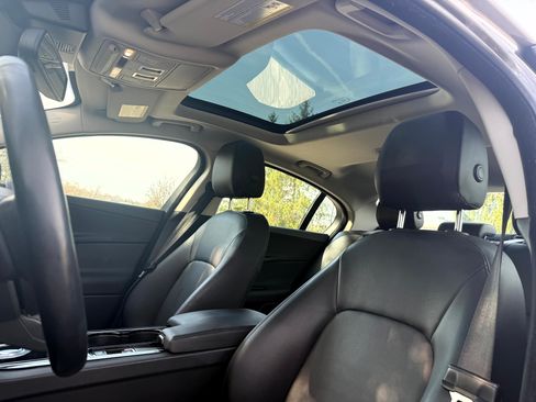 Used 2017 Jaguar XE Premium image 21