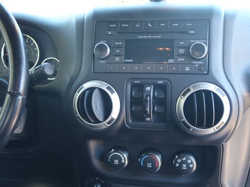 Used 2017 Jeep Wrangler Unlimited Rubicon w/ Connectivity Group image 26