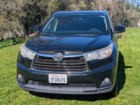 Used 2014 Toyota Highlander XLE image 2