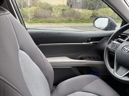 Used 2022 Toyota Camry LE image 19