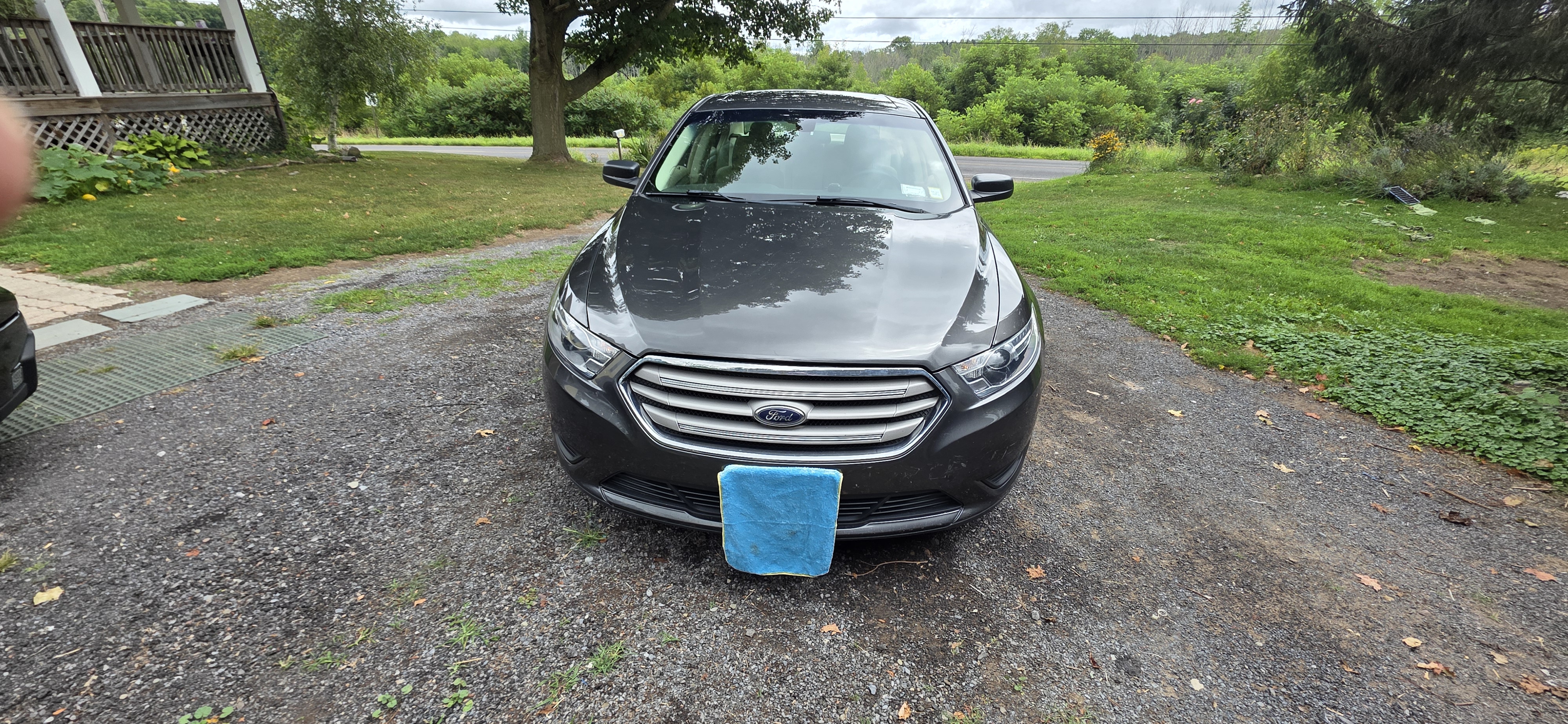 Used 2017 Ford Taurus SE FWD image 1