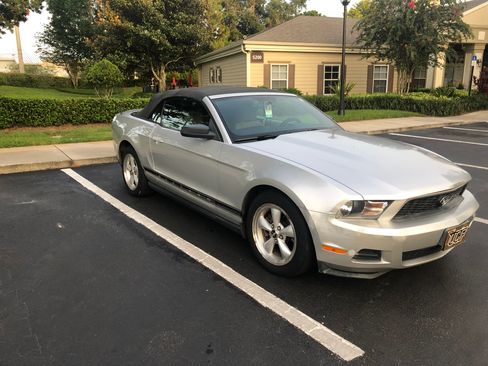 Used 2010 Ford Mustang Convertible image 2