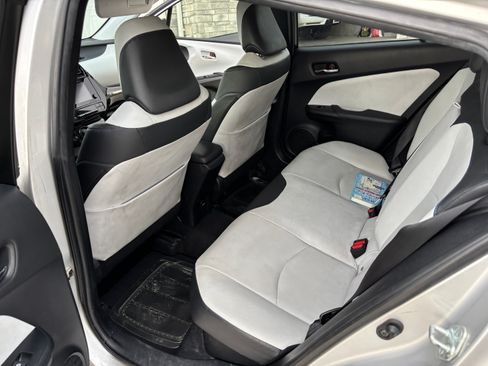 Used 2017 Toyota Prius Three Touring w/ Carpet Mat Package FWD image 13