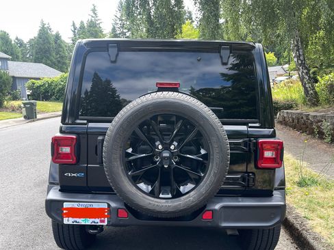 Used 2021 Jeep Wrangler Unlimited Sahara w/ Cold Weather Group image 8