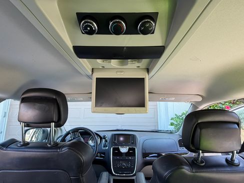 Used 2015 Chrysler Town & Country Limited image 10