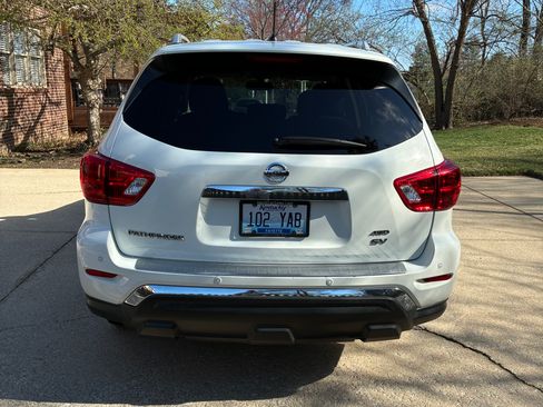 Used 2017 Nissan Pathfinder SV image 2