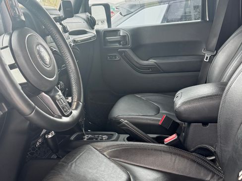 Used 2017 Jeep Wrangler Unlimited Sahara image 3