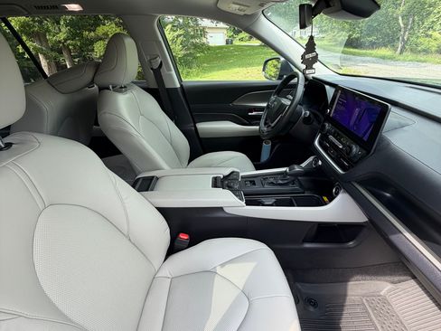Used 2024 Toyota Grand Highlander AWD image 8