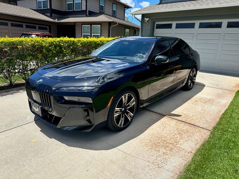 Used 2023 BMW i7 xDrive60 image 1