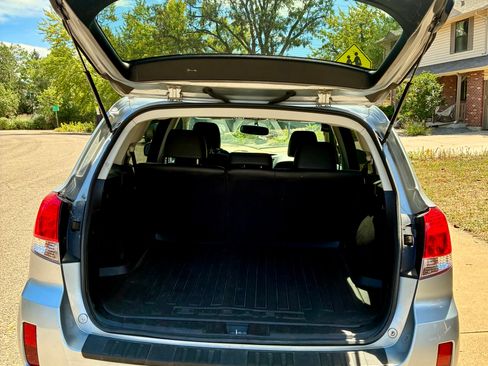 Used 2012 Subaru Outback 3.6R Limited w/ Moonroof Pkg AWD/4WD image 8
