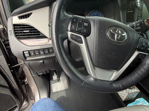 Used 2019 Toyota Sienna Limited Premium image 9