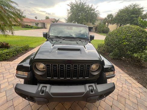 Used 2025 Jeep Gladiator Sport AWD/4WD image 4