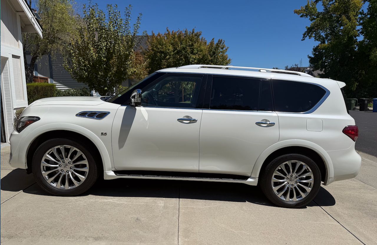 Used 2015 INFINITI QX80 4WD w/ Deluxe Technology Package image 1