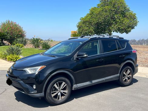 Used 2017 Toyota RAV4 XLE FWD image 2