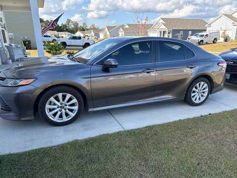 Used 2018 Toyota Camry LE image 2