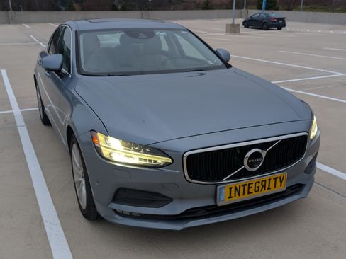 Used 2017 Volvo S90 T6 Momentum w/ Vision Package image 4
