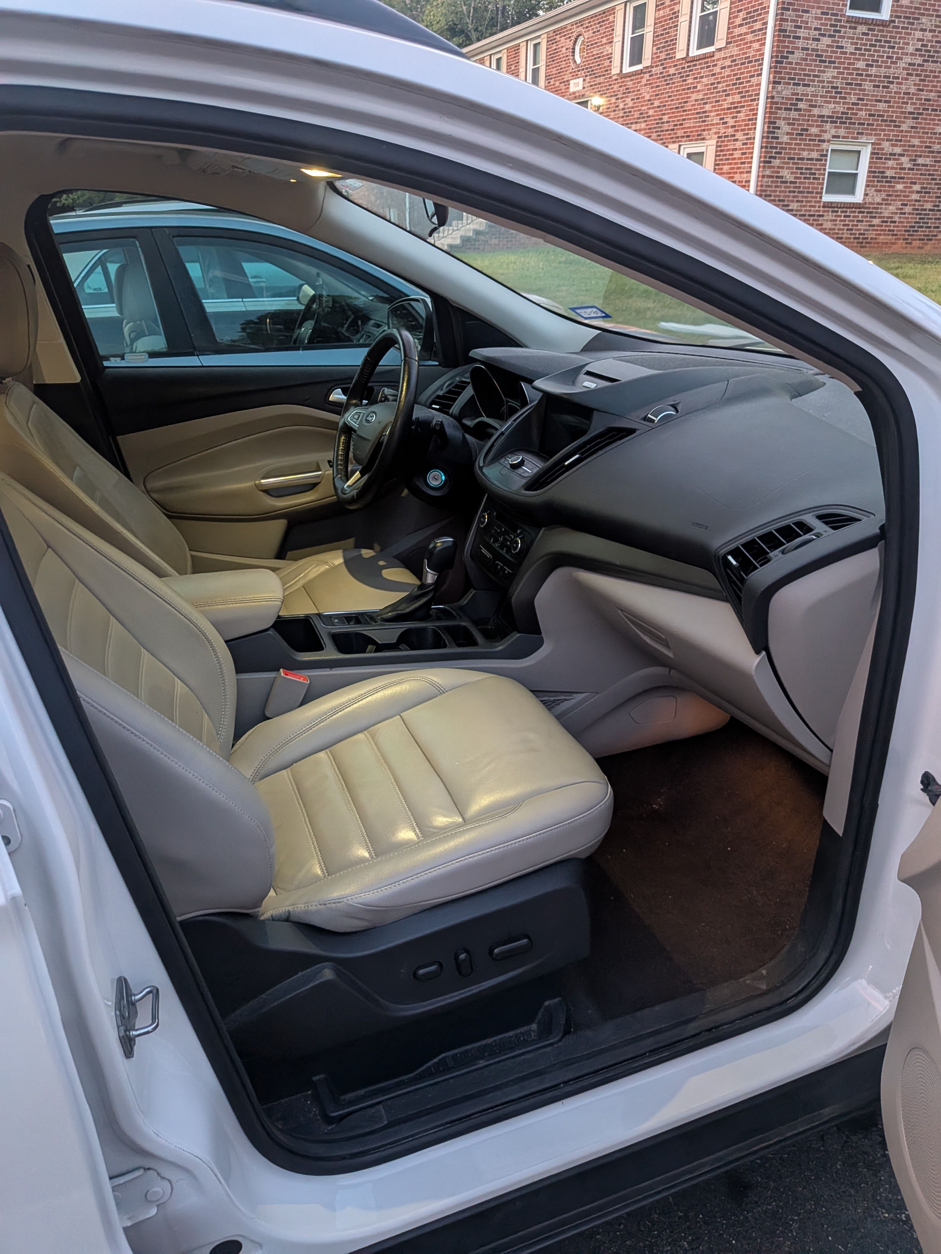 Used 2017 Ford Escape SE w/ SE Leather Comfort Package FWD image 10