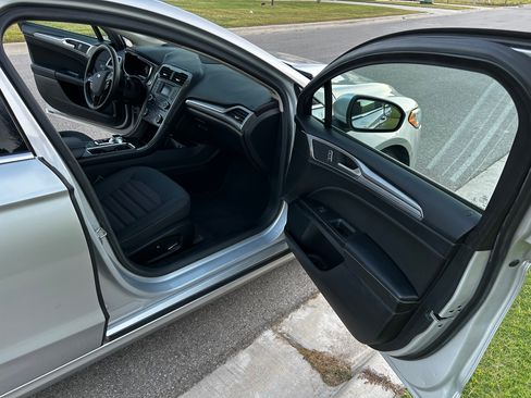 Used 2018 Ford Fusion SE FWD image 14