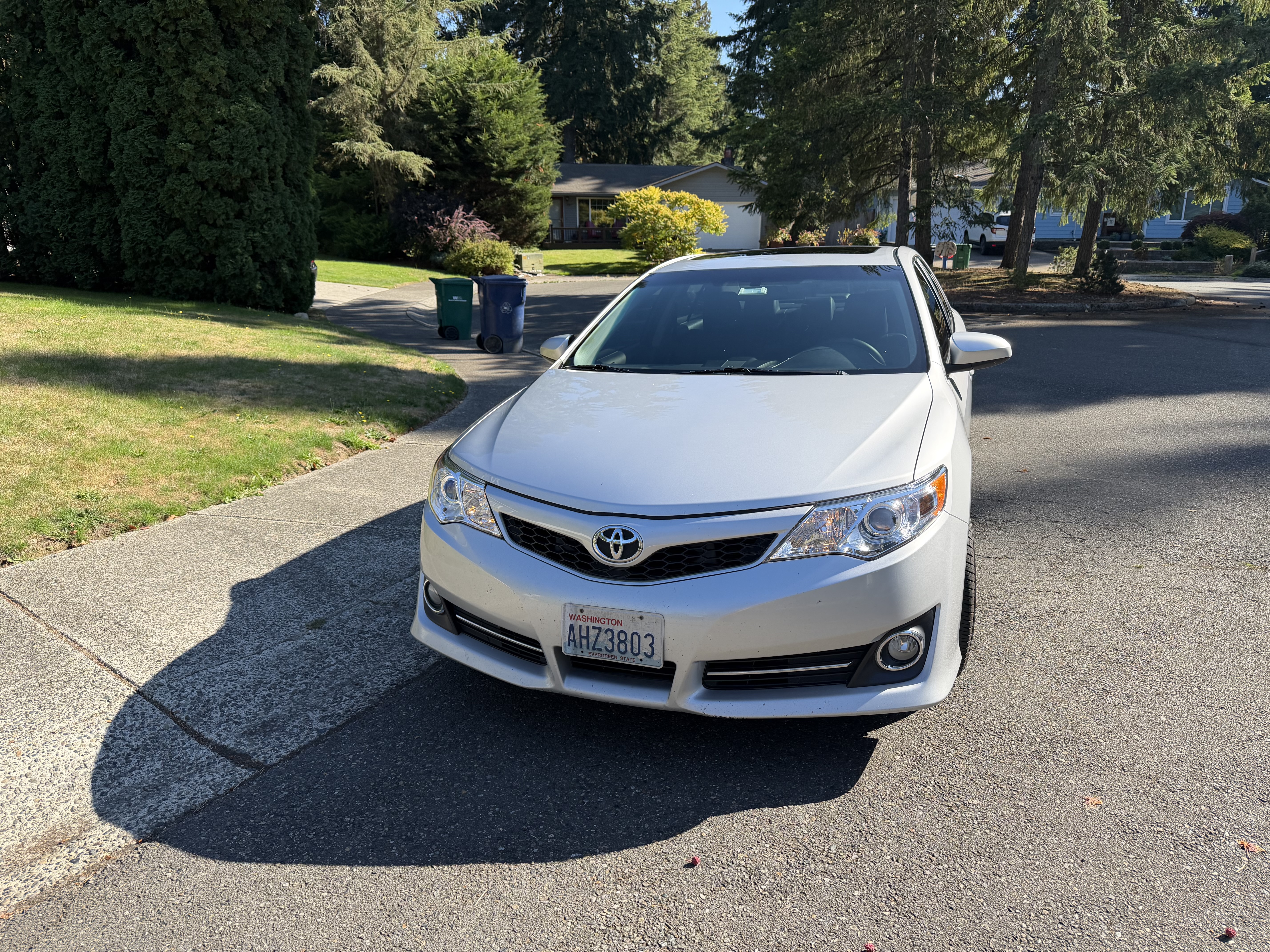 Used 2012 Toyota Camry SE FWD image 1