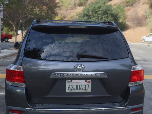Used 2011 Toyota Highlander Limited w/ Tow Pkg FWD image 4