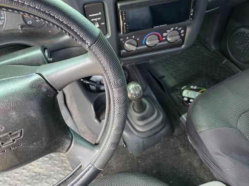 Used 2001 Chevrolet S10 Pickup LS w/ Preferred Equipment Group RWD image 9