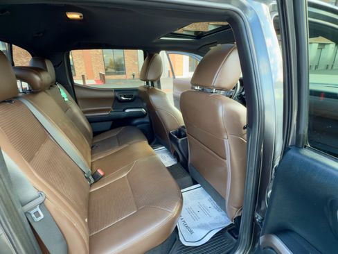 Used 2016 Toyota Tacoma Limited image 8