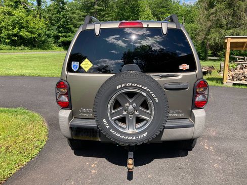 Used 2005 Jeep Liberty Renegade image 2