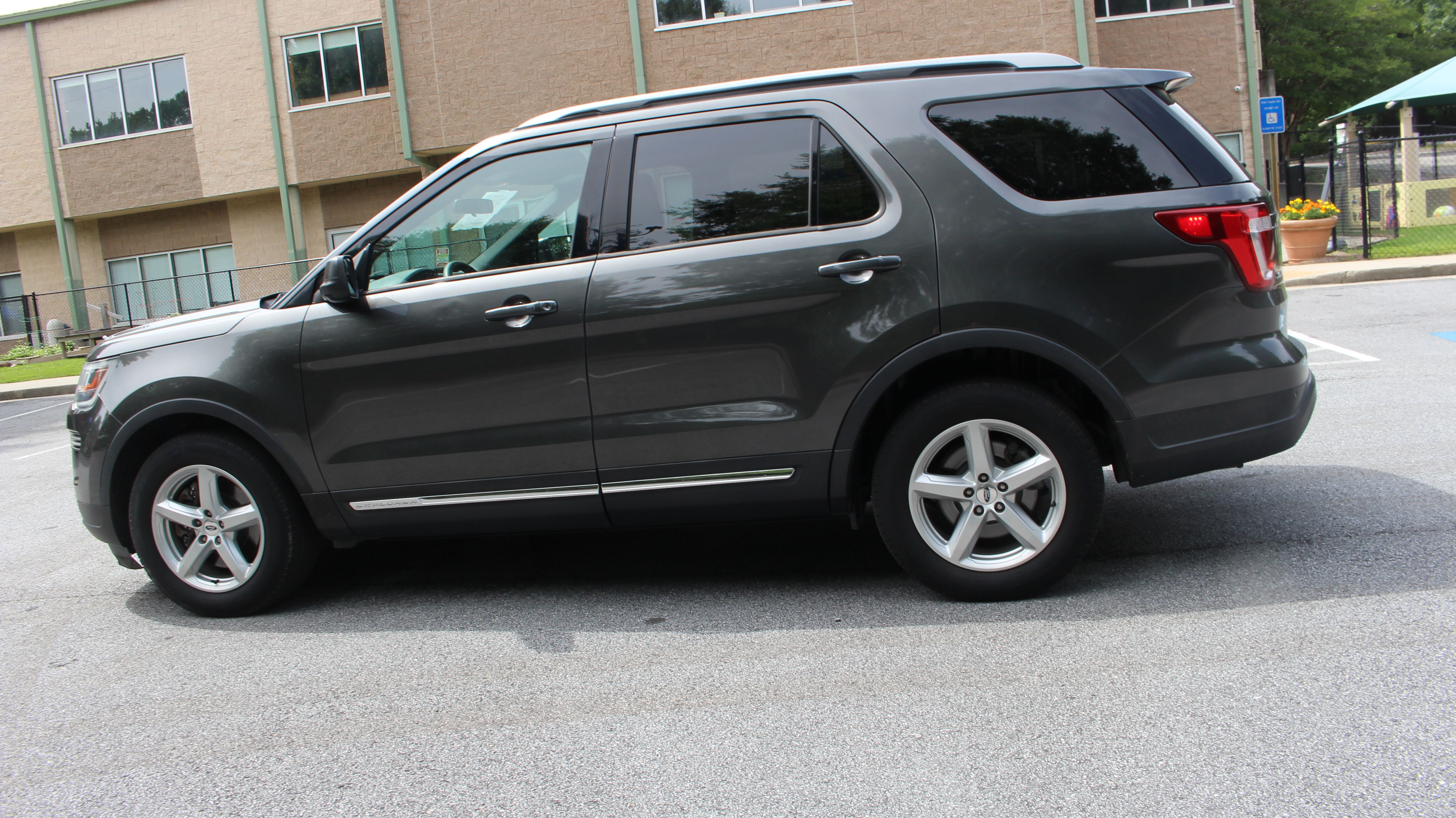 Used 2019 Ford Explorer XLT w/ Class III Trailer Tow Package FWD image 2