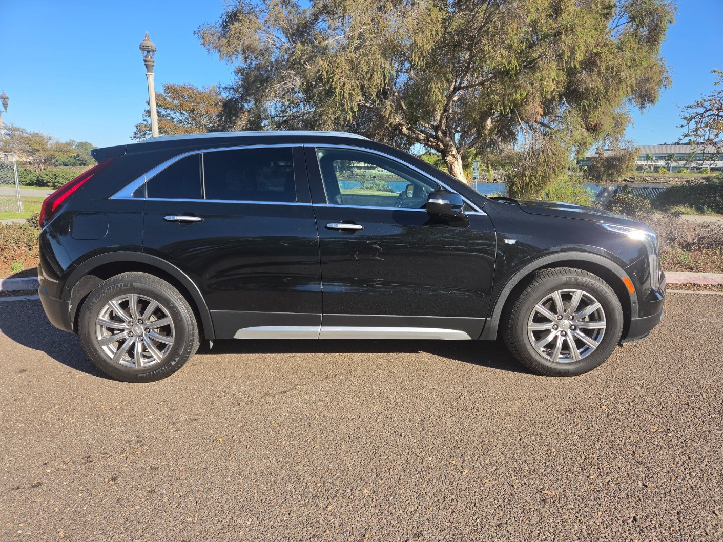 Used 2019 Cadillac XT4 Premium Luxury w/ Enhanced Visibility Package FWD image 4