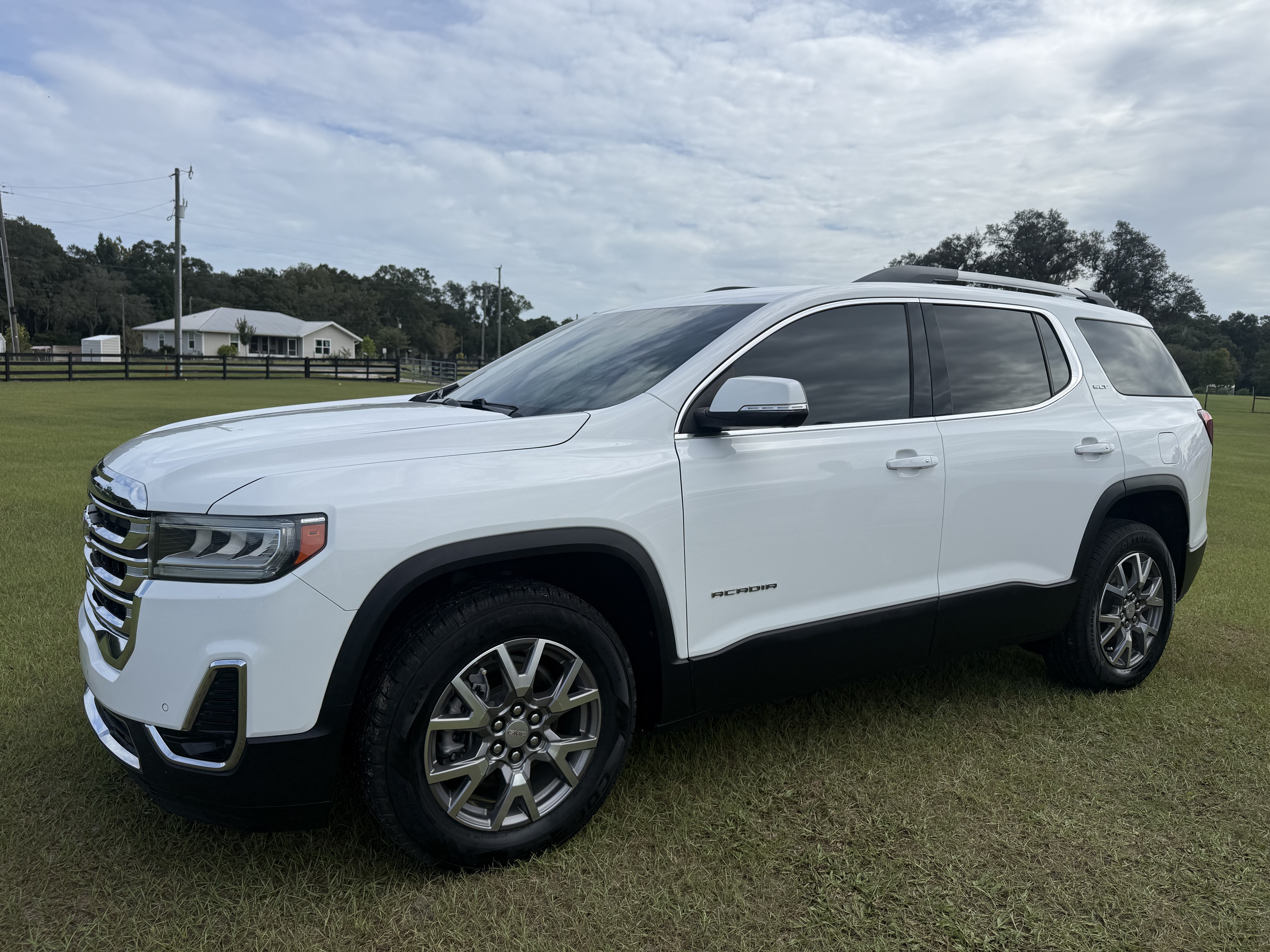 Used 2021 GMC Acadia SLT w/ Technology Package FWD image 6