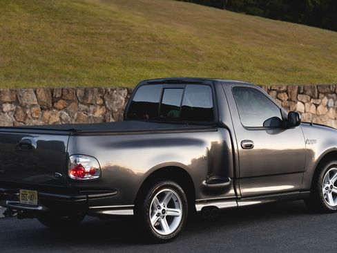 Used 2004 Ford F150 Lightning image 2