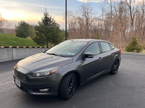 Used 2016 Ford Focus SE image 1