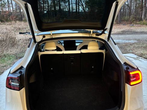 Used 2022 Tesla Model Y Long Range image 13