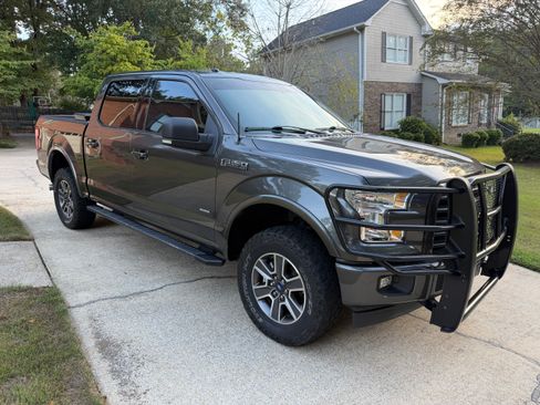 Used 2017 Ford F150 XLT w/ Equipment Group 302A Luxury AWD/4WD image 11