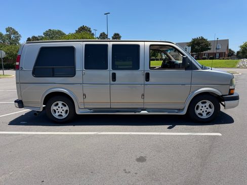 Used 2004 Chevrolet Express 1500 w/ LS Preferred Equipment Group RWD image 2