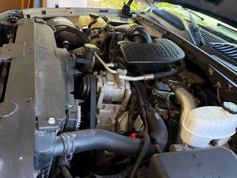 Used 2006 Chevrolet Silverado 2500 LT w/ Heavy-Duty Power Package AWD/4WD image 9