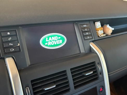 Used 2017 Land Rover Discovery Sport HSE Luxury image 4