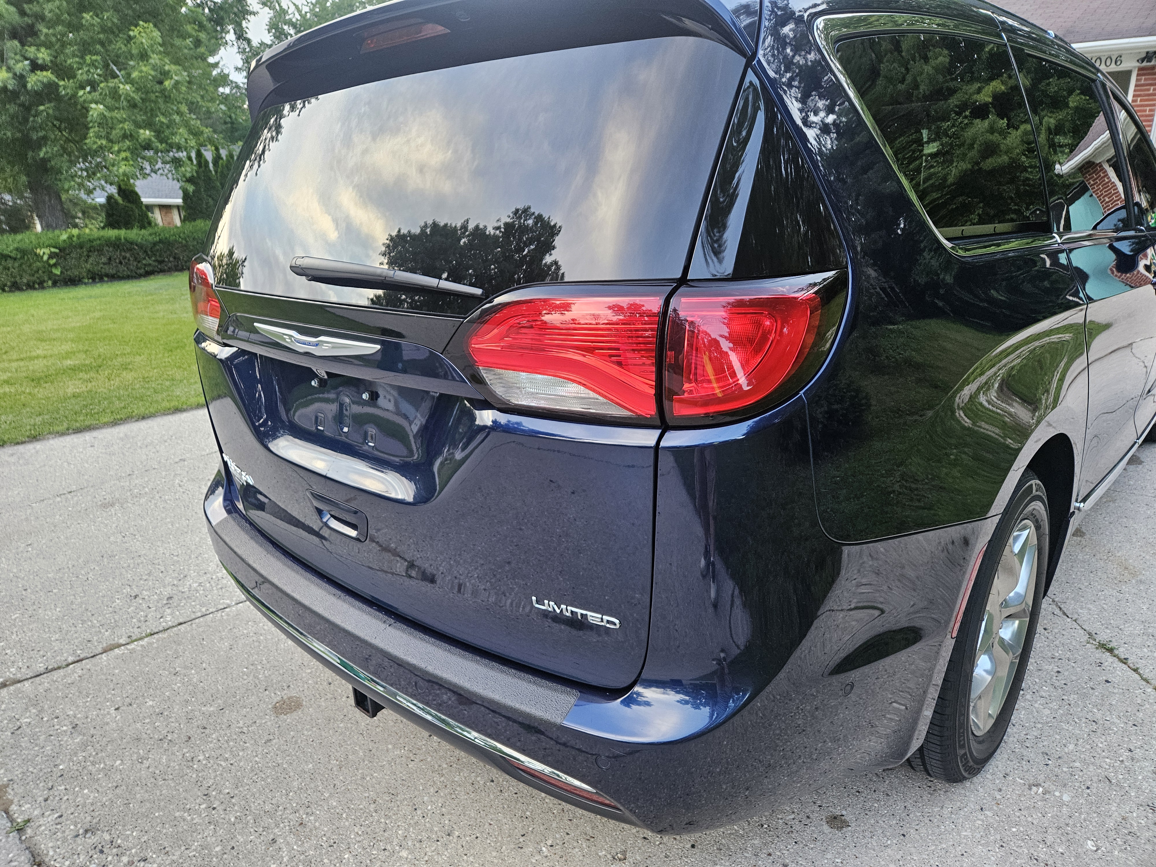 Used 2018 Chrysler Pacifica Limited w/ Advanced Safetytec Group FWD image 8