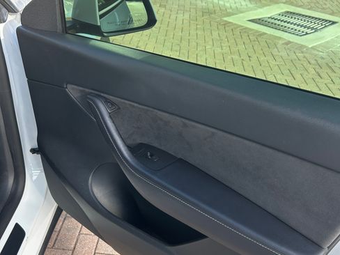 Used 2022 Tesla Model Y Long Range image 10