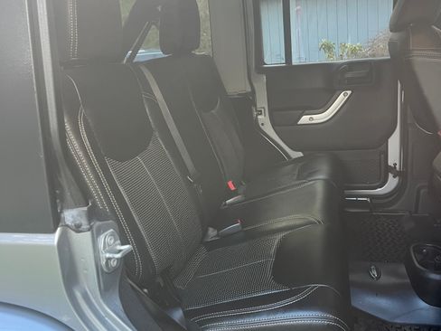 Used 2018 Jeep Wrangler Unlimited Sahara image 9