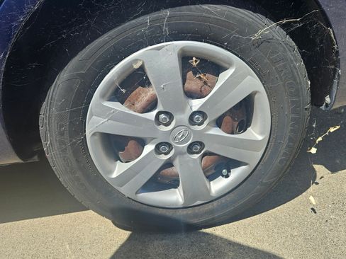 Used 2010 Hyundai Accent GLS image 9