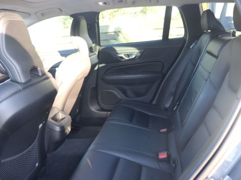 Used 2021 Volvo V60 T5 Momentum w/ Premium Package image 11