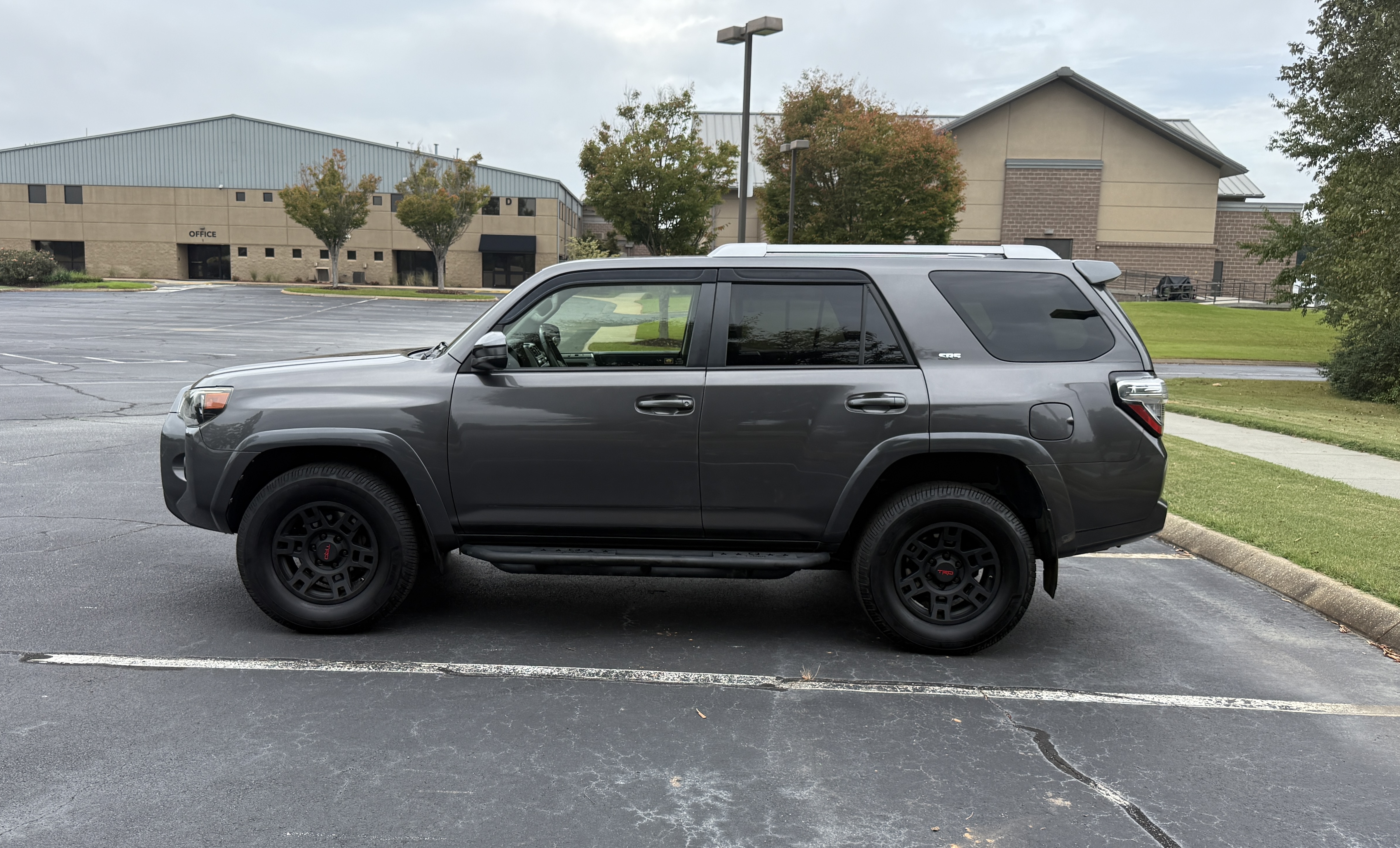 Used 2017 Toyota 4Runner SR5 AWD/4WD image 10