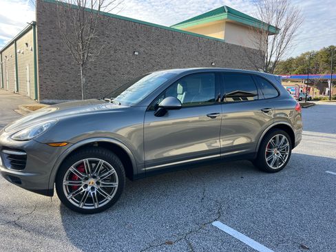 Used 2014 Porsche Cayenne Turbo S image 12