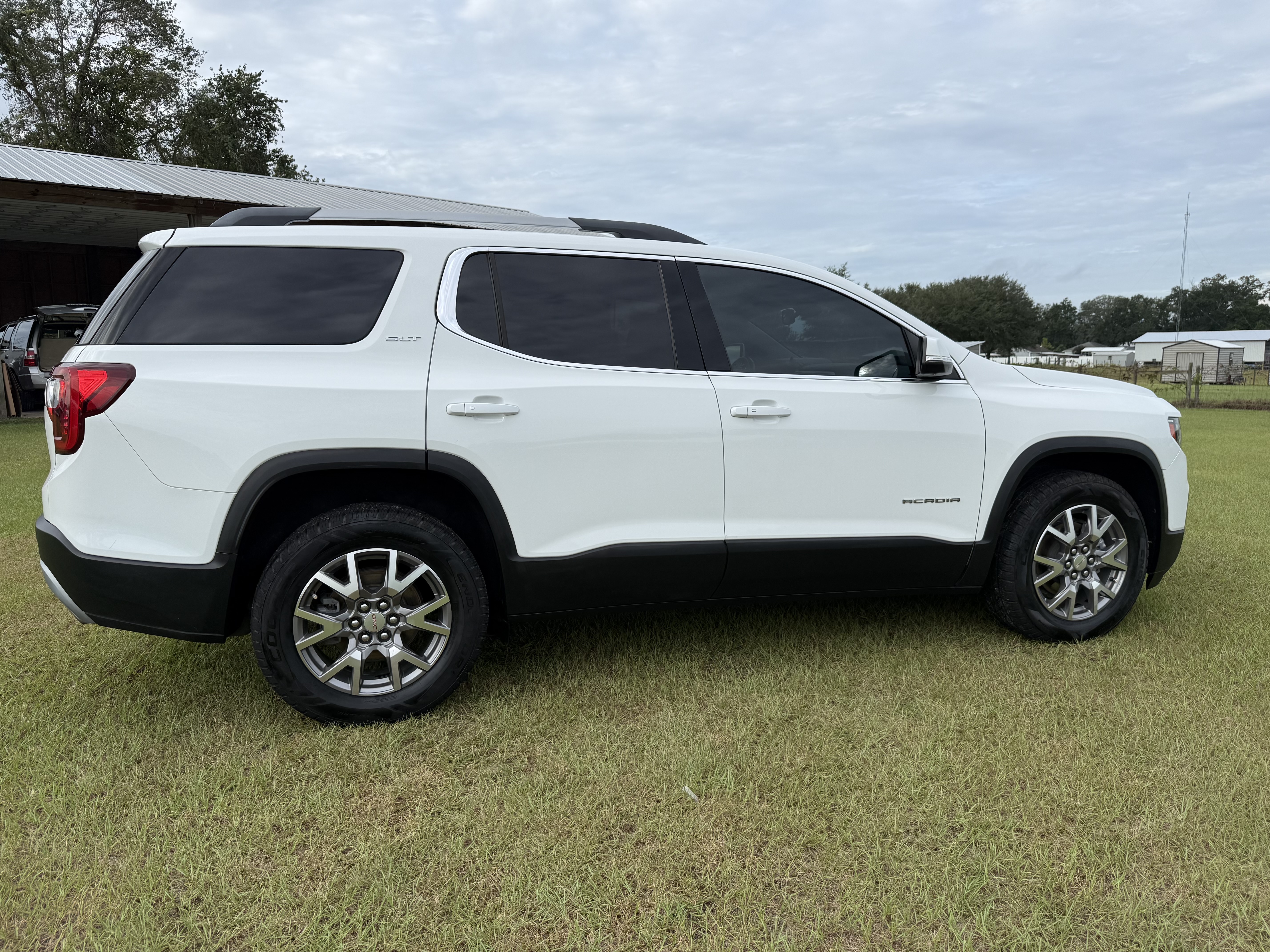Used 2021 GMC Acadia SLT w/ Technology Package FWD image 10