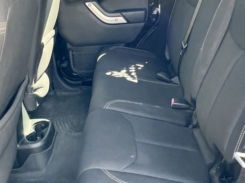 Used 2017 Jeep Wrangler Unlimited Rubicon w/ Connectivity Group image 17