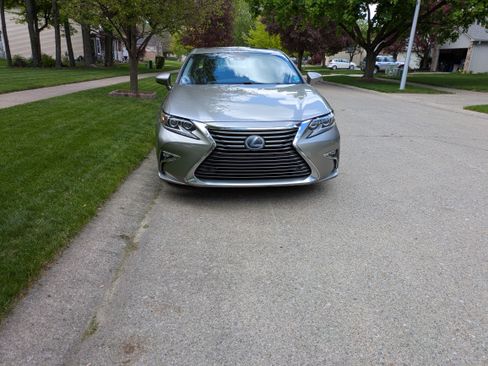 Used 2016 Lexus ES 300h w/ Ultra Luxury Package FWD image 6