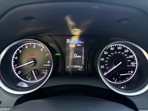 Used 2018 Toyota Camry SE w/ Convenience Package FWD image 12