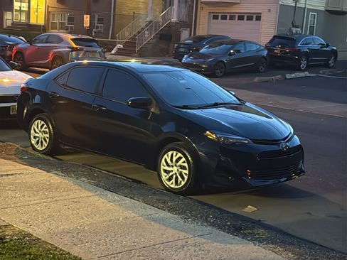 Used 2019 Toyota Corolla LE FWD image 2