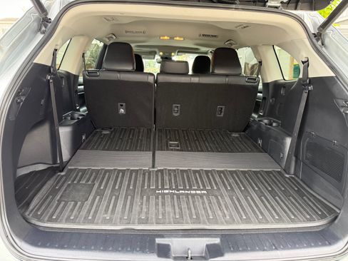 Used 2020 Toyota Highlander XLE AWD/4WD image 4